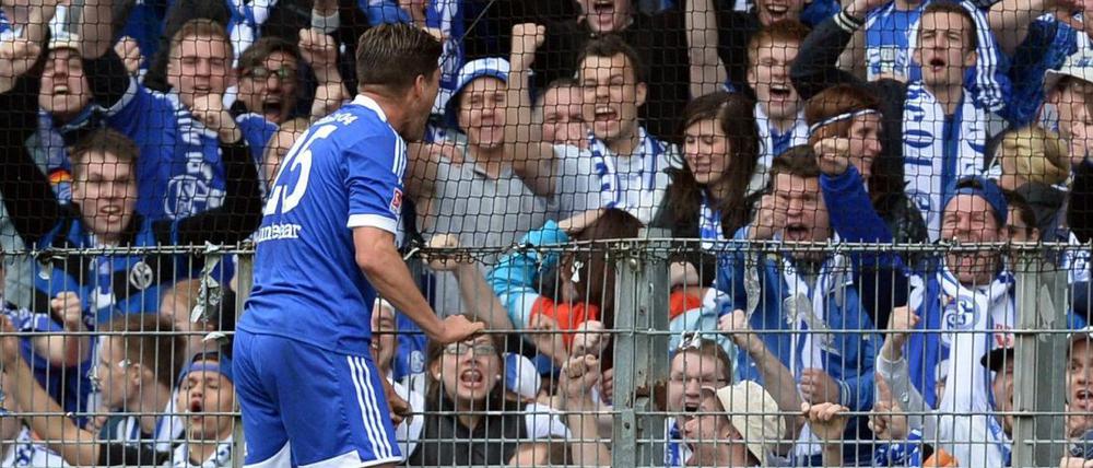 Jubiläum zum Feiern: Huntelaar (vorn) traf in seinem 100. Bundesligaspiel für Schalke zum 2:0.