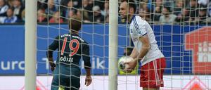 Symbolcharakter: Bayerns Götze dreht nach dem Münchener 1:0 jubelnd ab, Hamburgs Westermann hadert.