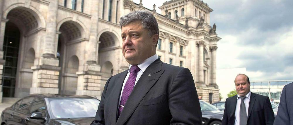 Petro Poroschenko, ukrainischer Präsidentschaftskandidat,vor dem Reichstagsgebäude in Berlin.