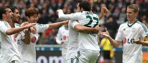 Hoffnung: Der Treffer von Gonzalo Castro (2. v. r.) brachte Leverkusen auf den Weg.