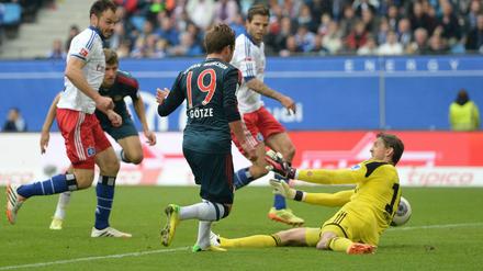 Chancenlos: Die HSV-Abwehr um Torwart Adler (r.) beim 0:1 durch Bayerns Götze.