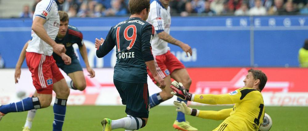 Chancenlos: Die HSV-Abwehr um Torwart Adler (r.) beim 0:1 durch Bayerns Götze.