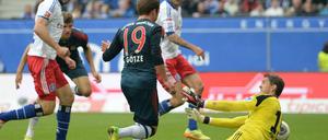 Chancenlos: Die HSV-Abwehr um Torwart Adler (r.) beim 0:1 durch Bayerns Götze.