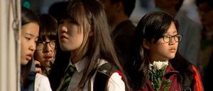 Schülerinnen in Südkorea gedenken der Opfer.