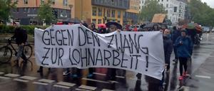 Von Senefelderplatz zogen die Demonstranten durch Prenzlauer Berg - bei Regen aber bester Laune.