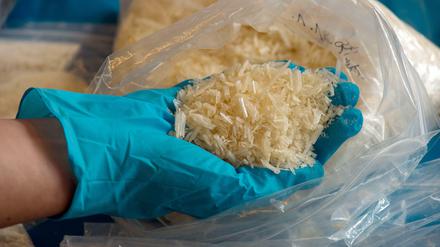 Die Zollfahndung Dresden präsentiert einen Fund der Droge Crystal Meth.