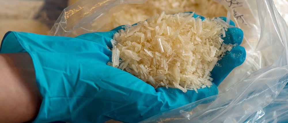 Die Zollfahndung Dresden präsentiert einen Fund der Droge Crystal Meth.