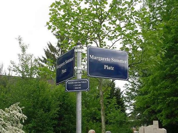 Der Platz und Gedenkort trägt nun den Namen von Dr. Margarete Sommer.