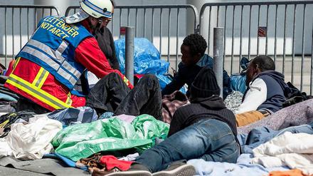 Ein Notarzt kümmert sich am Mittwoch am Alexanderplatz um einen hungerstreikenden Flüchtling. 