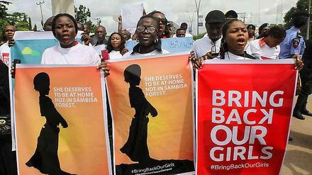 Seit etwa einer Woche protestieren vor allem Frauen in der Hauptstadt Abuja gegen die Untätigkeit der Regierung, nachdem 300 Mädchen von der islamitischen Sekte Boko Haram entführt worden sind. Inzwischen wird fast überall protestiert. 