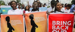 Seit etwa einer Woche protestieren vor allem Frauen in der Hauptstadt Abuja gegen die Untätigkeit der Regierung, nachdem 300 Mädchen von der islamitischen Sekte Boko Haram entführt worden sind. Inzwischen wird fast überall protestiert. 