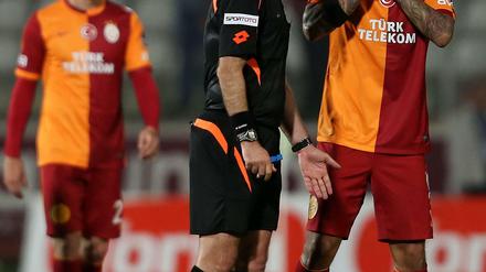 Ist schon mehrfach auffällig geworden, insbesondere Schiedsrichtern gegenüber. Galatasarays brasilianischer Mittelfeldspieler Felipe Melo.