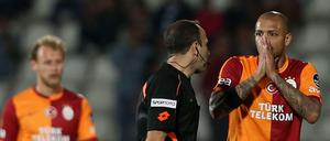 Ist schon mehrfach auffällig geworden, insbesondere Schiedsrichtern gegenüber. Galatasarays brasilianischer Mittelfeldspieler Felipe Melo. 