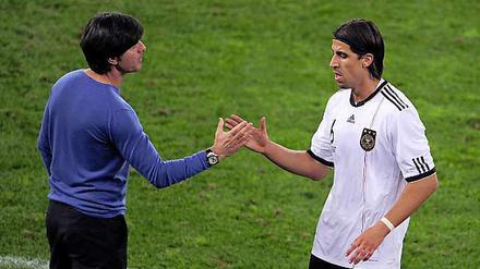 „Die Persönlichkeit von Sami Khedira und seine Qualitäten sind für uns unverzichtbar“, sagte der Bundestrainer Joachim Löw (links).