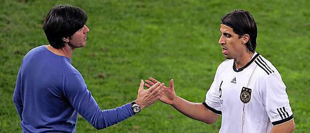 „Die Persönlichkeit von Sami Khedira und seine Qualitäten sind für uns unverzichtbar“, sagte der Bundestrainer Joachim Löw (links).