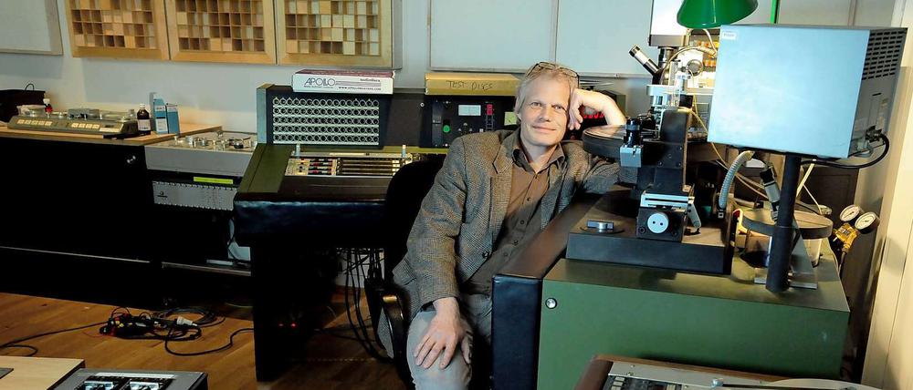 Herr der Spulen. Tonmeister Rainer Maillard, Mitinhaber der Emil-Berliner-Studios, umgeben von seinem Handwerkszeug.