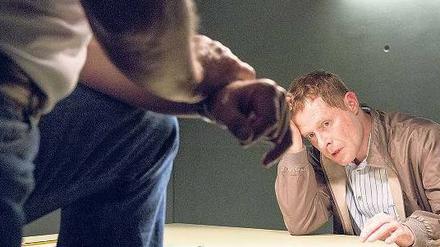Alibi, Motiv oder nur Ausrede? Kriminalhauptkommissar Ivo Batic (Miroslav Nemec, links) verhört den Verdächtigen Kevin Lischke (Andreas Lust). Szene aus dem „Tatort: Am Ende des Flurs“, der Sonntag um 20 Uhr 15 in der ARD läuft. Foto: BR