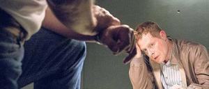 Alibi, Motiv oder nur Ausrede? Kriminalhauptkommissar Ivo Batic (Miroslav Nemec, links) verhört den Verdächtigen Kevin Lischke (Andreas Lust). Szene aus dem „Tatort: Am Ende des Flurs“, der Sonntag um 20 Uhr 15 in der ARD läuft. Foto: BR