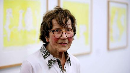 Künstlerin Maria Lassnig 2009 vor ihren Bildern