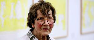 Künstlerin Maria Lassnig 2009 vor ihren Bildern