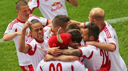 Kollektiver Jubel mit Maskottchen: Die Spieler von RasenBallsport Leipzig bejubeln den Aufstieg in die 2. Bundesliga.
