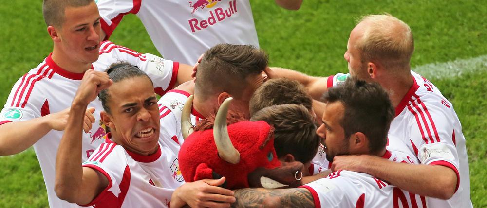 Kollektiver Jubel mit Maskottchen: Die Spieler von RasenBallsport Leipzig bejubeln den Aufstieg in die 2. Bundesliga.
