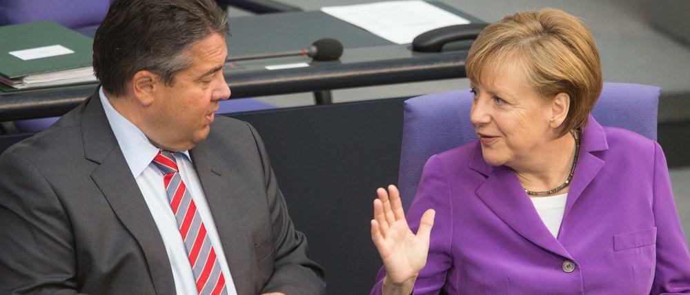 Wirtschaftsminister Gabriel und Kanzlerin Angela Merkel im Gespräch im Bundestag