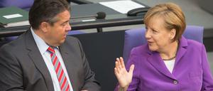 Wirtschaftsminister Gabriel und Kanzlerin Angela Merkel im Gespräch im Bundestag