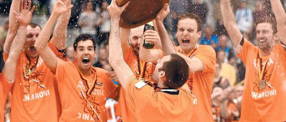 Feier in der Fremde. Wie schon im letzten Jahr gewannen die Volleys ihren Titel in Friedrichshafen. 