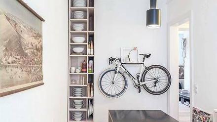Wandschmuck und Statussymbol. Die Aufhängung für das Fahrrad wurde extra für die Küche entworfen.