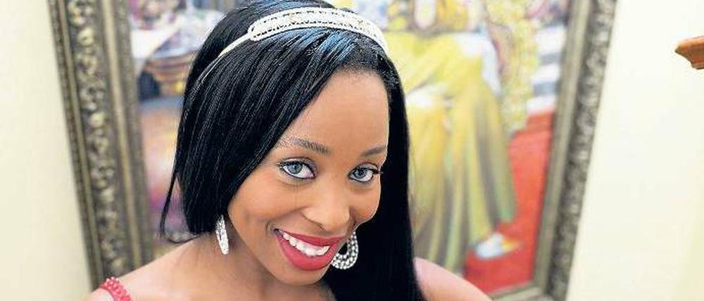 In Saus und Braus. Für viele junge Schwarze sind Glamour-Promis wie Khanyi Mbau Vorbilder. Sie leben ohne jede Hemmung oder Gewissensbisse am Kap ein Leben in Luxus. 