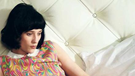 Abwesend anwesend. Mia Kwiatkowsky in der Rolle der Emily Schenk.