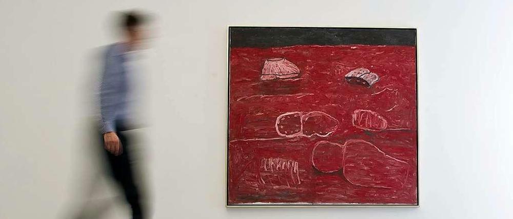 Ein Besucher der Galerie Aurel Scheibler in Berlin neben dem Gemälde "The Light" (1975) des US-amerikanischen Künstlers Philip Guston. VieleBerliner Galerien laden vom 2. bis 4. Mai beim "Gallery Weekend" in Berlin zu einem Rundgang durch ihre Ausstellungen ein.