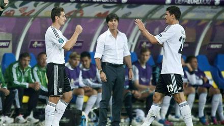 Zwischen den Stürmern. Löw muss zwischen Klose und Gomez (links) wählen. Dass er beide mitnimmt, ist unwahrscheinlich. 