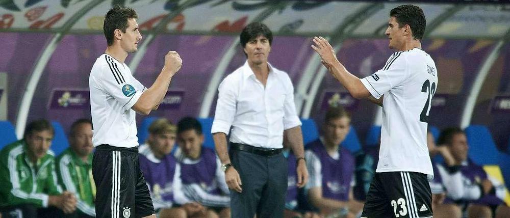 Zwischen den Stürmern. Löw muss zwischen Klose und Gomez (links) wählen. Dass er beide mitnimmt, ist unwahrscheinlich. 