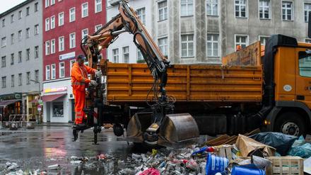 Aufräumen nach dem 1. Mai in Kreuzberg: Warum bleibt der Müll so lange liegen, fragt sich unser Autor.