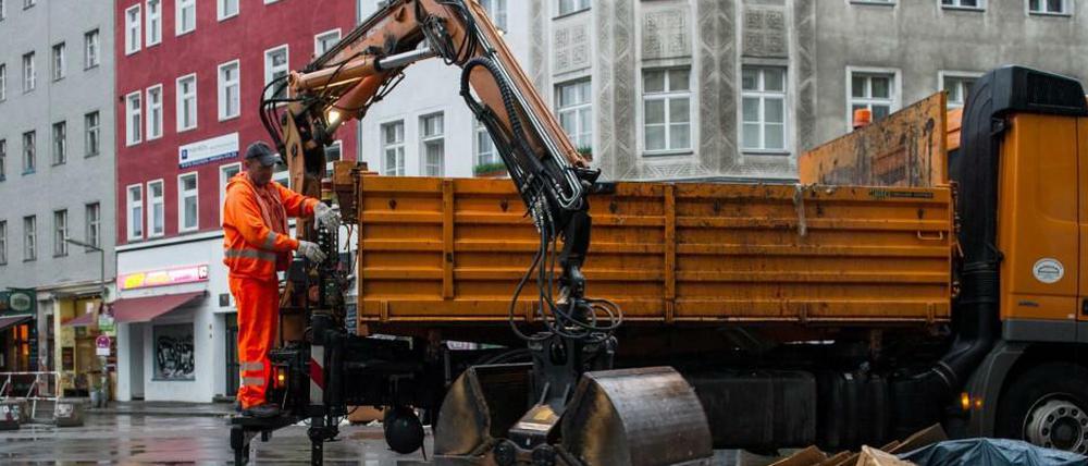 Aufräumen nach dem 1. Mai in Kreuzberg: Warum bleibt der Müll so lange liegen, fragt sich unser Autor.