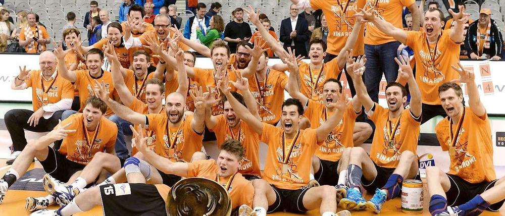 Die Berliner Volleys feierten am Mittwochabend in der ZF Arena in Friedrichshafen ihren Sieg mit der Meisterschale.