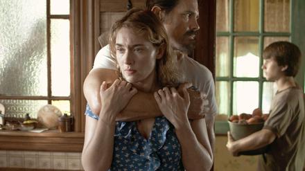 Festhalten. (Adele) Kate Winslet und Frank (Josh Brolin).