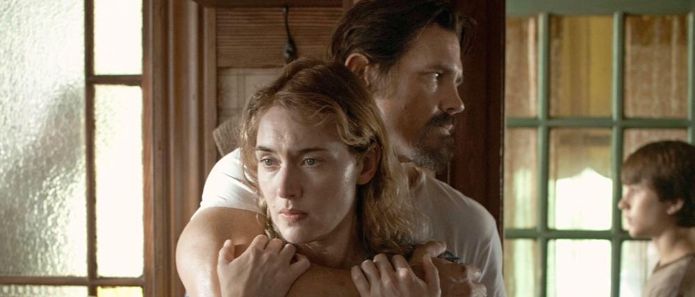 Festhalten. (Adele) Kate Winslet und Frank (Josh Brolin).