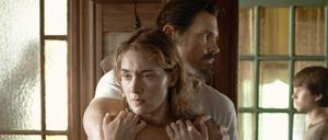Festhalten. (Adele) Kate Winslet und Frank (Josh Brolin).