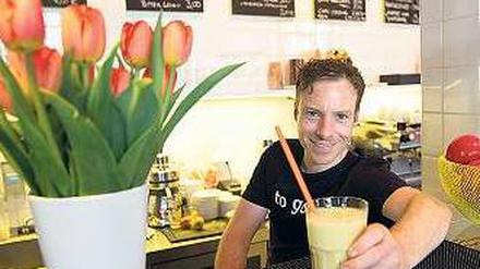 Per App bestellen, zahlen – und in echt essen oder trinken. Smoothies, hier von Daniel, gibt’s auch. Foto: Kietzmann