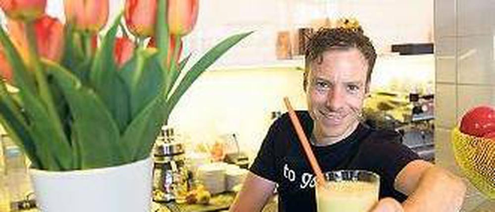 Per App bestellen, zahlen – und in echt essen oder trinken. Smoothies, hier von Daniel, gibt’s auch. Foto: Kietzmann