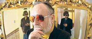 Performe oder bin ich? Friedrich Liechtensteins neues Album „Bad Gastein“ kommt im Juli heraus. Jetzt singt die Werbeikone im Haus der Kulturen Coversongs.