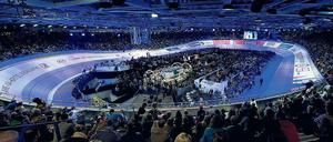 Flossen weg von der Bahn! Die überhöhten Kurven der Radfahrer-Kollegen dürfen für den Einbau des EM-Schwimmbeckens nicht angerührt werden.