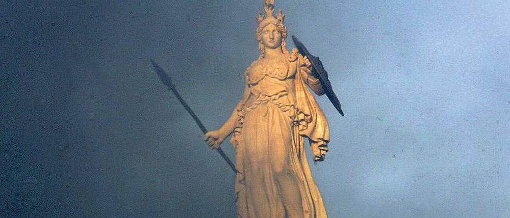 Umkämpfte Heldin. Statue der griechischen Göttin Athene in Athen, nach einer Demonstration von Tränengas umhüllt.