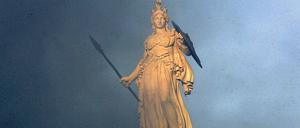 Umkämpfte Heldin. Statue der griechischen Göttin Athene in Athen, nach einer Demonstration von Tränengas umhüllt.
