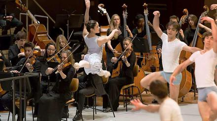 Gemeinsamer Auftritt von Bundesjugendorchester und Bundesjugendballett.