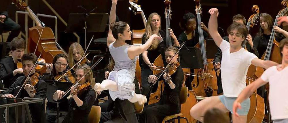 Gemeinsamer Auftritt von Bundesjugendorchester und Bundesjugendballett.