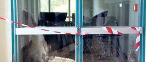 Flurschaden. Im Treppenhaus der Renée-Sintenis-Grundschule in Frohnau ist die Decke eingestürzt – zum Glück am Wochenende, als keine Kinder hier entlangliefen. 